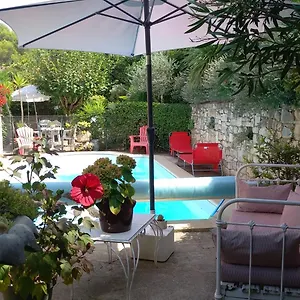 La Sapiniére -chambres Climatisées 3*, Buisson France